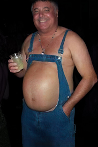 Freundlicher Mann mit Latzhose mit Bauchauchschnitt